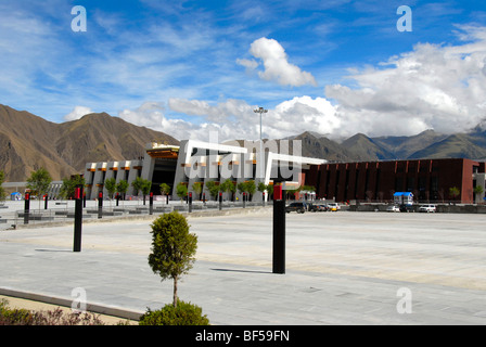 Moderna architettura tibetana, stazione ferroviaria a Lhasa, Himalaya, regione autonoma del Tibet, Repubblica Popolare di Cina e Asia Foto Stock