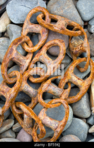 Catene di ruggine sulla spiaggia a Clovelly Devon UK Foto Stock