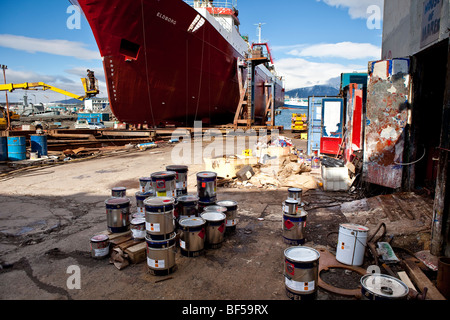 Pittura peschereccio al cantiere navale, Reykjavik, Islanda Foto Stock