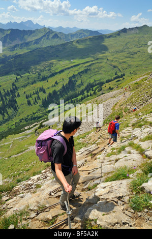 Il sentiero protetto da corde e puntoni giù dal Hoher Ifen Mountain, Vorarlberg, Allgaeu Alpi, Austria, Europa Foto Stock