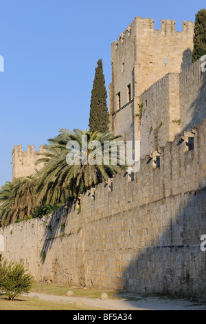 Mura della città viste dal fossato, Rodi, Rodi, Grecia, Europa Foto Stock