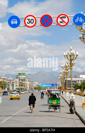 Segnaletica stradale sulla strada principale, rickshaw, Lhasa, Himalaya, regione autonoma del Tibet, Repubblica Popolare di Cina e Asia Foto Stock