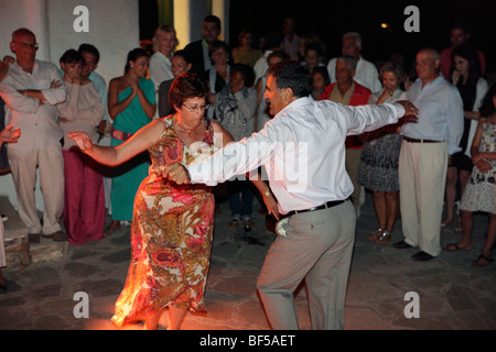 Grecia CICLADI sikinos dancing a Greek Wedding Foto Stock