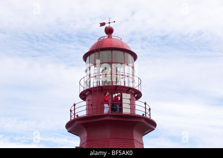 Persone in piedi su un faro sul fiume San Lorenzo in Quebec, Canada. Foto Stock