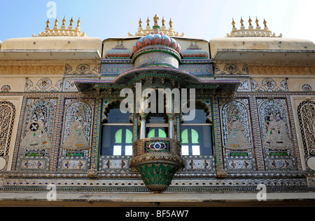 City palace di Udaipur, peacock cortile, particolare della facciata con balcone, Udaipur, Rajasthan, Nord India, India, Sud Asi Foto Stock