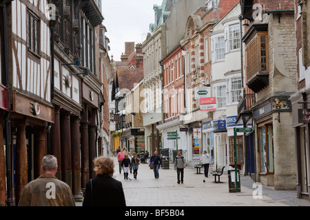 La gente che camminava sul Winchester High Street in Inghilterra Foto Stock