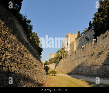 Mura della città viste dal fossato, Rodi, Rodi, Grecia, Europa Foto Stock