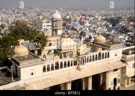 Vista dal palazzo di città in città, Udaipur, Rajasthan, Nord India, India, Asia del Sud, Asia Foto Stock