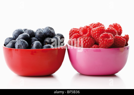 Frutti di bosco, piatti colorati con bacche selvatiche, mirtilli e lamponi Foto Stock