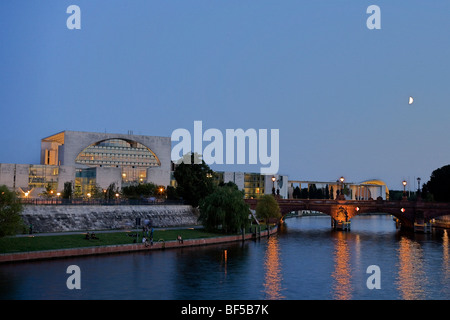 Cancelleria federale con ponte Moltke come si vede una banca del fiume Spree su una sera d'estate, nel quartiere Mitte di Berlino, Germania, Europa Foto Stock