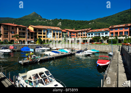 Marina con Hapimag Hotel Lago Maggiore Lago, Cannero Riviera, Piemonte, Italia, Europa Foto Stock