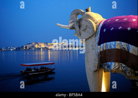 Vista di notte da l'isola di Jag Mandir, Jag Mandir Palace con elefante sculture, sul lago Pichola verso la città di P Foto Stock