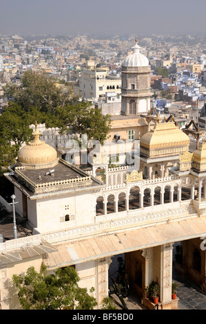 Vista dal palazzo di città in città, Udaipur, Rajasthan, Nord India, India, Asia del Sud, Asia Foto Stock