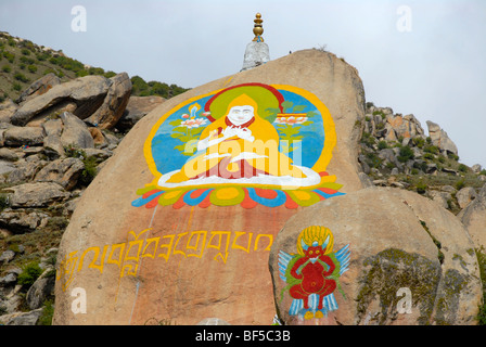 Buddismo tibetano, Lama Tsongkharpa figura vivacemente dipinta su una roccia, scuola Gelug, cappello giallo setta, Kora, Monastero di Drepung, L Foto Stock