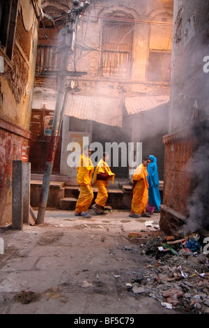 Giovani monaci in luminosi di accappatoi, di Varanasi, India, Asia del Sud Foto Stock