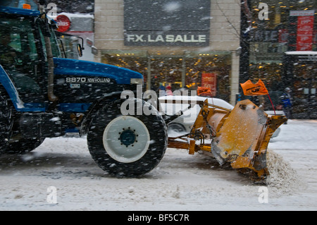 Carrello Snowplowing downtown Montreal Canada Foto Stock