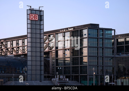 Berlin Hauptbahnhof, la stazione ferroviaria centrale in prima serata, Berlino, Germania, Europa Foto Stock