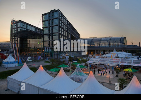 Berlin Hauptbahnhof, la stazione ferroviaria centrale, con l'evento tende in primo piano su un inizio serata estiva, nel quartiere Mitte di Berlino, Ger Foto Stock