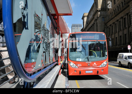 Città moderna sistema bus, Rea Vaya, Bus sistema di transito rapido, BRT, dovrebbe essere operativo per la Coppa del Mondo FIFA 2010, Johannesbur Foto Stock