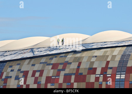 Coppa del Mondo FIFA 2010, il cantiere, i lavoratori sul tetto del Soccer City Stadium, Soweto distretto, Johannesburg, Sud Af Foto Stock