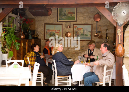 Taverna Yanni, Omodos, Troodos, Cipro, Grecia, Europa Foto Stock