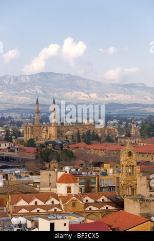 Vista della parte turca di Nicosia, Selimiye Mosque era precedentemente noto come San Sophia cattedrale, Nicosia, Cipro, Grecia, Europa Foto Stock