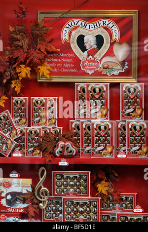 Negozio di dolciumi, finestra di visualizzazione, genuine Reber Mozartkugeln praline, Alter Markt square, Salisburgo, Austria, Europa Foto Stock