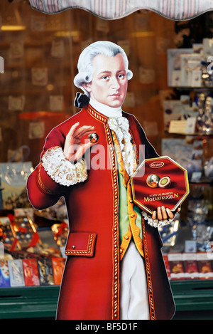 Mozart di cartapesta davanti a un negozio di dolciumi, genuine Reber Mozartkugeln praline, Alter Markt square, Salisburgo, Austria, Foto Stock