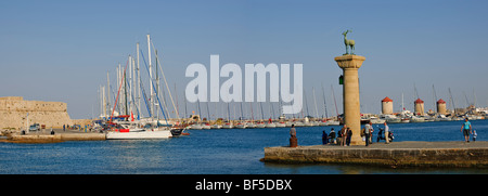 Entrata del porto di Mandraki con il castello di Agios Nikolaos e il bronzo stag Elafós, Rodi, Rodi, Grecia, Eur Foto Stock