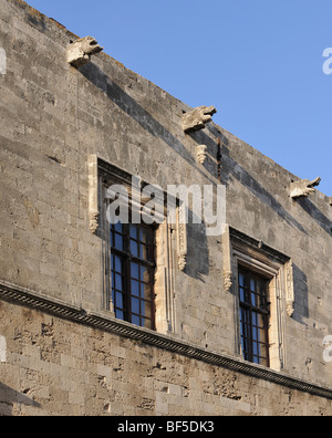 Doccioni sulla Kastellania su Platia Ippokratou, Rodi, Rodi, Grecia, Europa Foto Stock