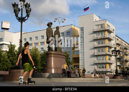 I pattinatori e amici socializzare, manodopera Square, Ekaterinburg, Russia Foto Stock