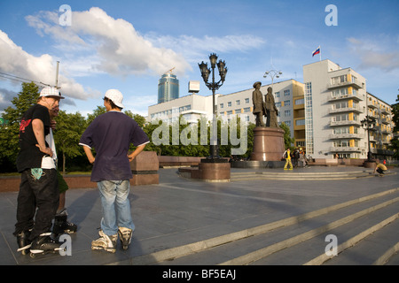 Pattinatori del rullo nel centro di Ekaterinburg, Russia Foto Stock