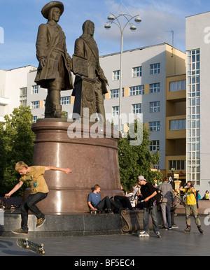 Guidatore di skateboard e amici socializzare, manodopera Square, Ekaterinburg, Russia Foto Stock
