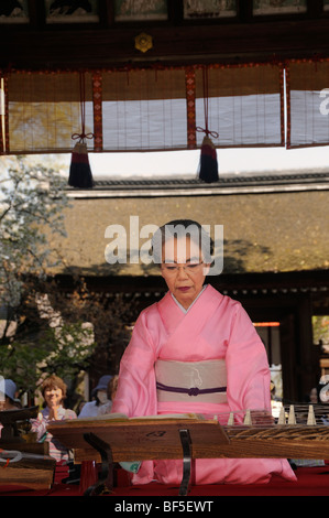 Donna che gioca una Koto, un tradizionale giapponese a corde dello strumento musicale, Kyoto, Giappone, Asia Foto Stock