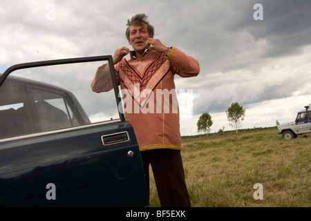 Tradizionale ballerino russo in arrivo e in preparazione per le prestazioni a horse racing event, Urali, Russia Foto Stock