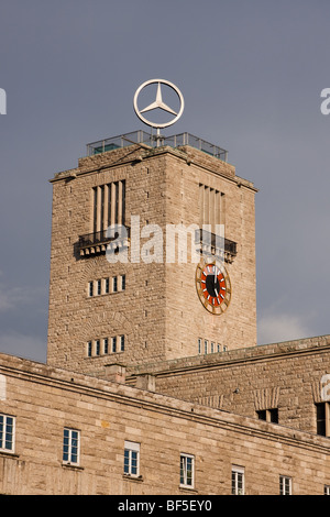 La principale stazione ferroviaria di Stoccarda; torre dell orologio con rotazione, illuminato il simbolo Mercedes sulla parte superiore Foto Stock