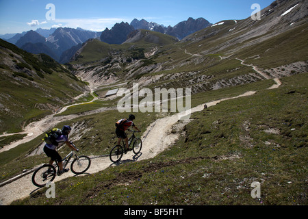 Mountain bike rider sul sentiero tra il Kreuzjoch mountain gola a Ju dles Cacagnares, parco naturale Fanes-Sennes-B Foto Stock