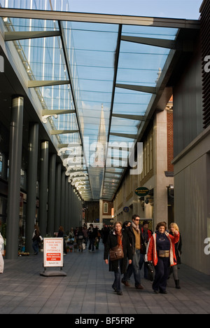 Galleria moderna di Old Spitalfields Market e la Chiesa di Cristo dietro in East End, East London Inghilterra England Regno Unito Foto Stock