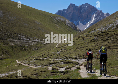 Mountain bike rider sul sentiero tra il Kreuzjoch mountain gola a Ju dles Cacagnares, parco naturale Fanes-Sennes-B Foto Stock