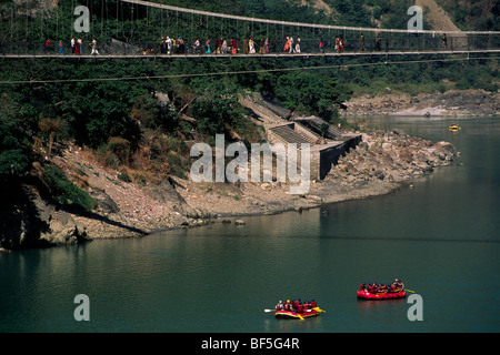 India, Uttarakhand, Rishikesh, fiume Gange, ponte sospeso Lakshman Jhula, rafting Foto Stock
