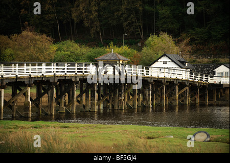Il vecchio di legno di proprietà privata ponte a pedaggio a Penmaenpool, Mawddach estuario del fiume, Parco Nazionale di Snowdonia, il Galles del Nord Foto Stock