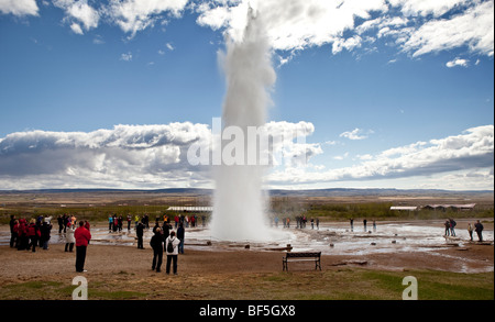 I turisti a guardare Strokkur Geyser eruttano, Islanda Foto Stock