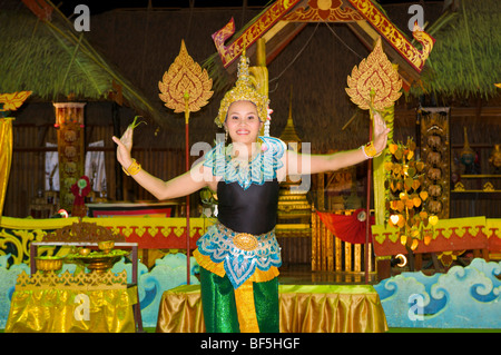 Danzatrice presso uno spettacolo di danza nella città di Phuket, Isola di Phuket, Thailandia, Asia Foto Stock