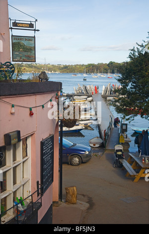 Il Ferry Boat Inn e il molo di attracco per il traghetto sul fiume Dart di Greenaway a Dittisham, South Devon Foto Stock