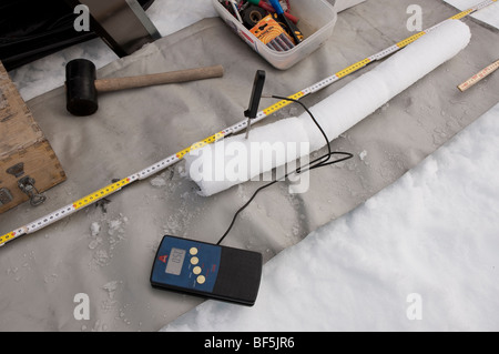 Termometro misura la temperatura nel nucleo di ghiaccio campione, Islanda Foto Stock