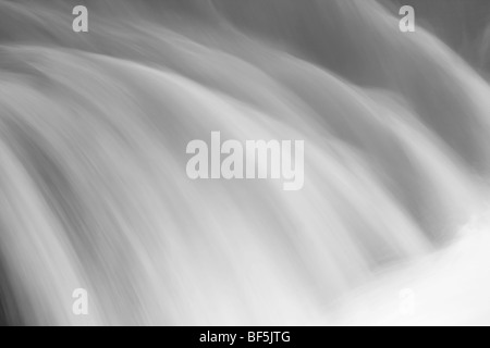 Caduta di acqua e acque correnti a Cascate Athabasca Jasper National Park nello stato di Alberta in Canada Foto Stock