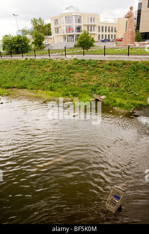 Carrello della spesa oggetto di pratiche di dumping nel fiume iset, Ekaterinburg Foto Stock