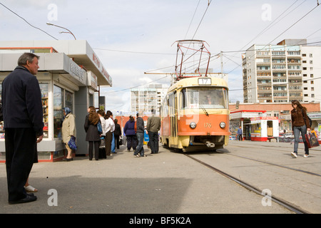 I pendolari e i pedoni dalla fermata del tram, Ural Mash, Ekaterinburg, Russia Foto Stock