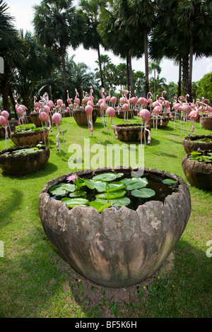 Ciotole in ceramica & ninfee. Il giardino alla francese a Suan Nong Nooch o NongNooch Tropical Botanical Garden Resort, Chon Buri, Pattaya, Thailandia, Asia Foto Stock