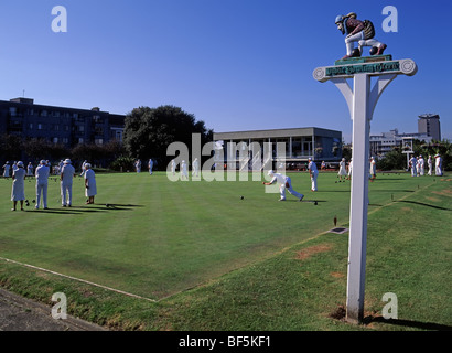 Sir Francis Drake su un segno al pubblico verde bowlng completando il suo gioco di bocce con giocatori che partecipano in un match Plymouth Hoe Devon England Regno Unito Foto Stock